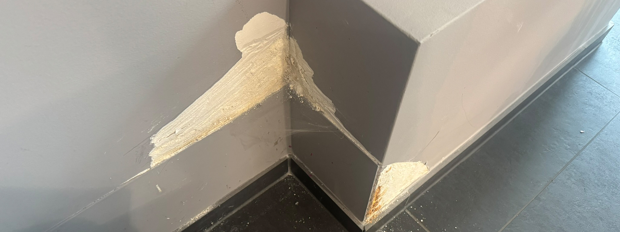 Rissbildung an einer Fassade – Beispiel für Baumangel